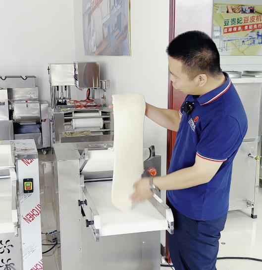 應(yīng)該使用什么樣的壓面機(jī)進(jìn)行揉面那？